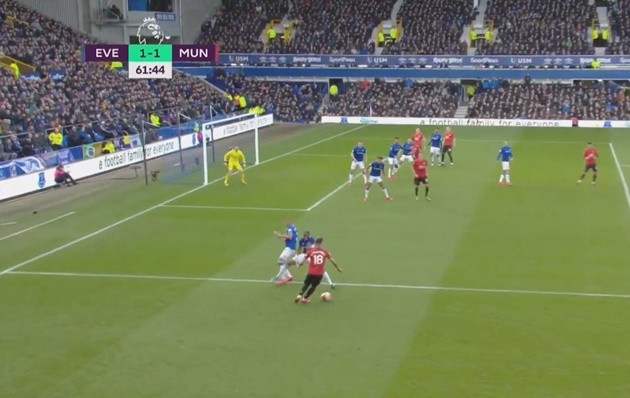  10 hình ảnh thú vị trận Everton 1-1 MU: Fernandes biến nhà vua World Cup thành 'gã hề' - Bóng Đá
