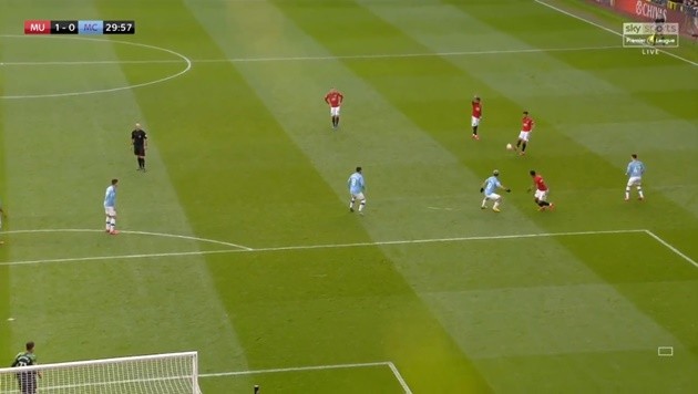 20 hình ảnh thú vị trận derby Manchester: 'Đam mê' United là bất diệt! - Bóng Đá