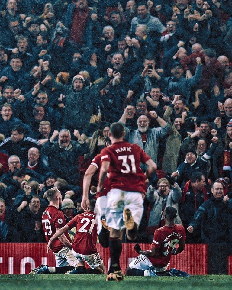 23 hình ảnh thú vị trận derby Manchester: 'Đam mê' United là bất diệt! - Bóng Đá