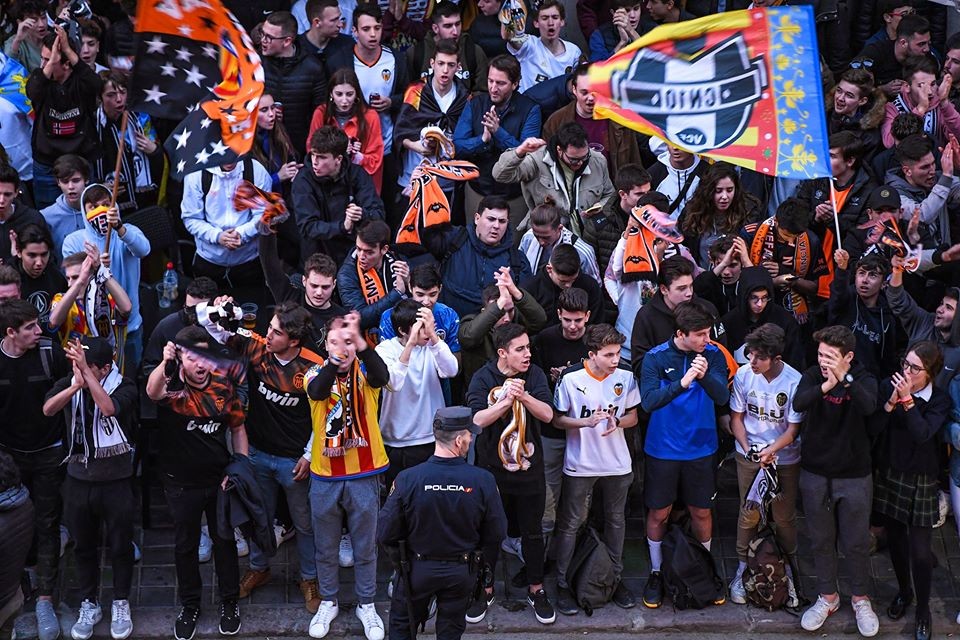 Khán giả tụ tập ngoài sân Valencia - Bóng Đá