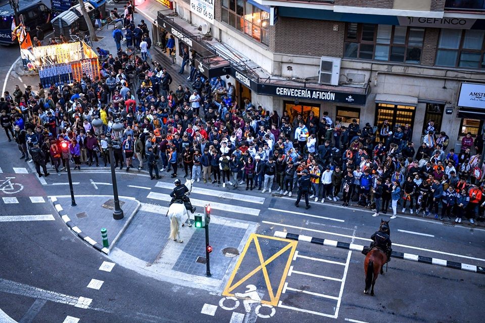 Khán giả tụ tập ngoài sân Valencia - Bóng Đá