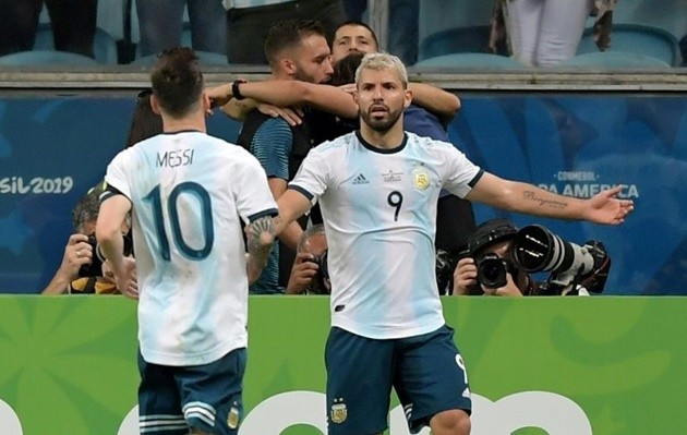 Manchester City fans are convinced Lionel Messi is on his way as Sergio Aguero removes No 10 from his Instagram  - Bóng Đá