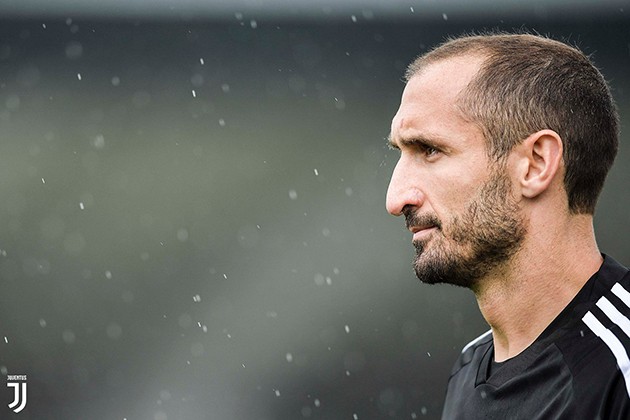 Vắng HLV Sarri, dàn sao Juventus vẫn miệt mài tập luyện - Bóng Đá