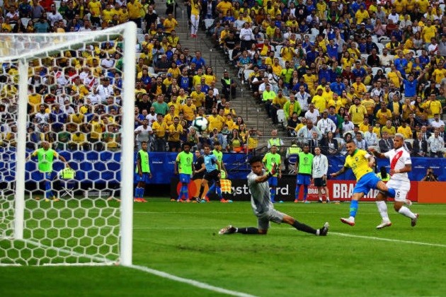 Firmino khiến NHM Selecao phát sốt với tuyệt kĩ 