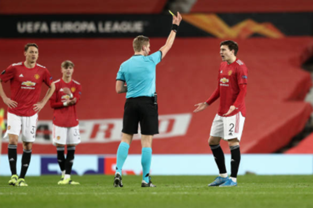 Victor Lindelof delivers UFC-style flying knee to KO Axel Tuanzebe’s Man Utd goal - Bóng Đá