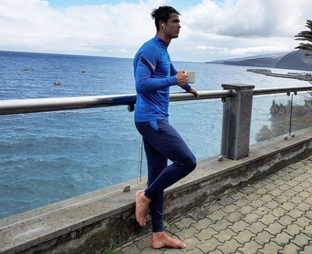 Aaron Ramsey arrives for Juventus training as stars are tested for coronavirus in car park ahead of Serie A return - Bóng Đá