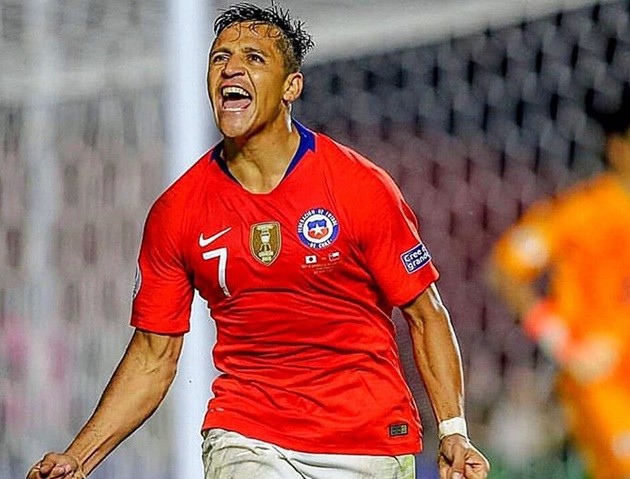 Man Utd outcast Alexis Sanchez spotted with new girlfriend - Bóng Đá