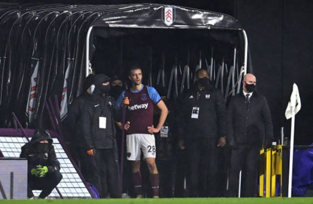 Tomas Soucek controversially sent off for ‘elbow’ on Mitrovic in stalemate - Bóng Đá