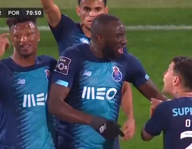 CĐV Barcelona biểu tình bên ngoài SVĐ Nou Camp - Bóng Đá