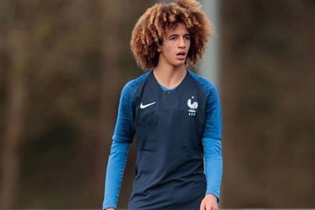 Players you might not realise are still contracted to Premier League clubs - Bóng Đá