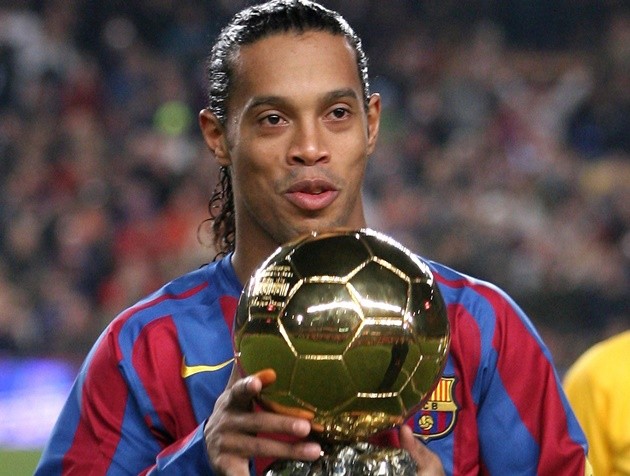 Ronaldinho raps while surrounded by half-naked twerking beauties as Brazil legend reveals plans for eight songs in 2021 - Bóng Đá