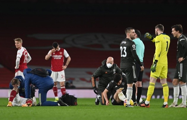 Tình huống va chạm giữa Lacazette và Maguire - Bóng Đá