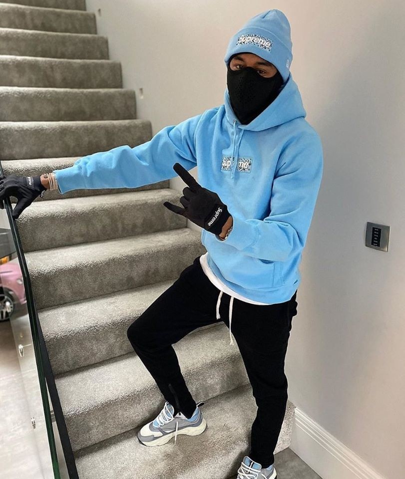 Lingard trùm kín mít đi mua sắm tránh dịch - Bóng Đá