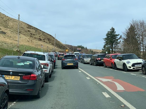 Parks and tourist spots across Greater Manchester - and the north - close as visitors flout coronavirus social distancing advice - Bóng Đá