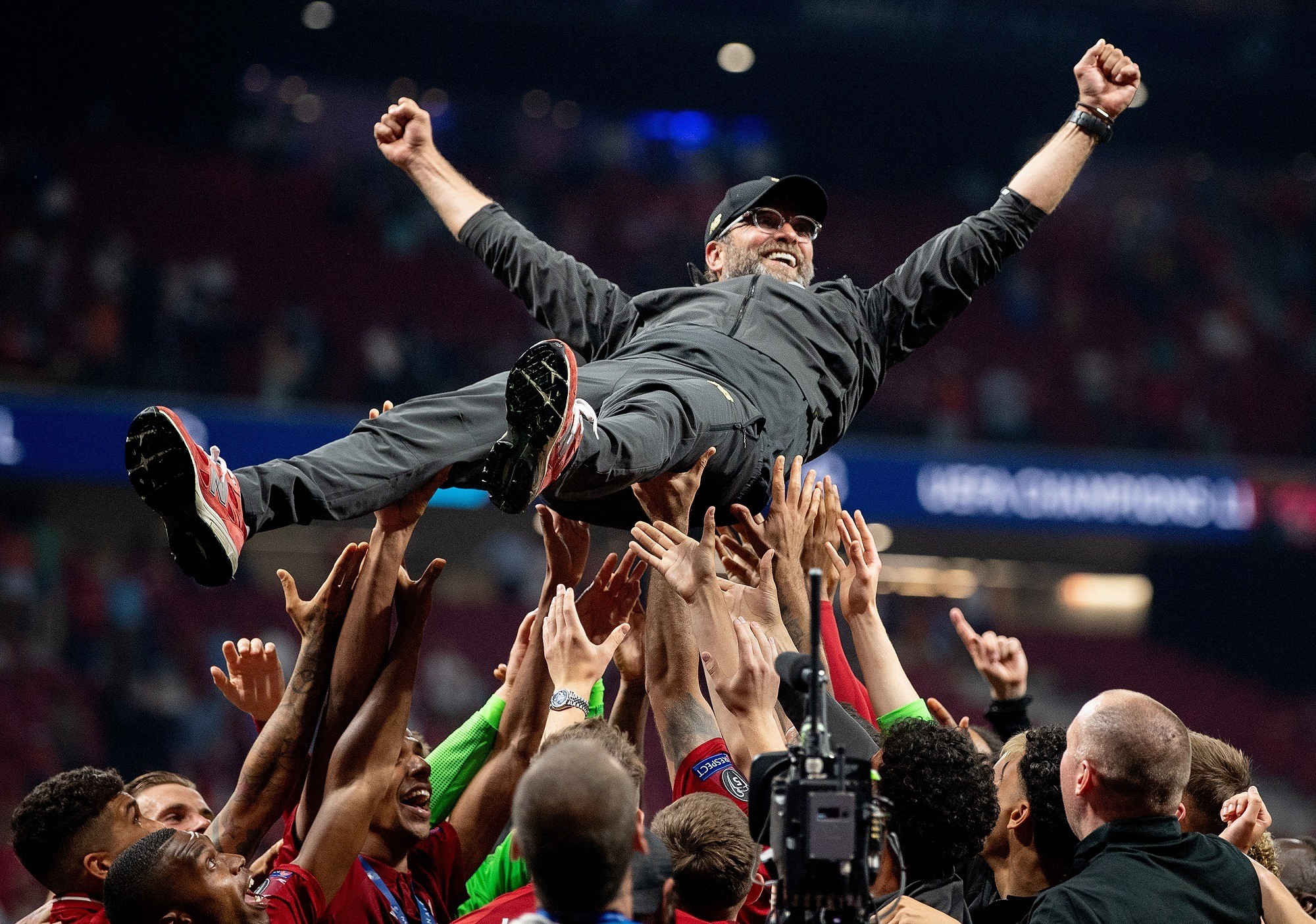  If English football had not been suspended because of coronavirus, Liverpool could have been crowned Premier League champions right now - Bóng Đá