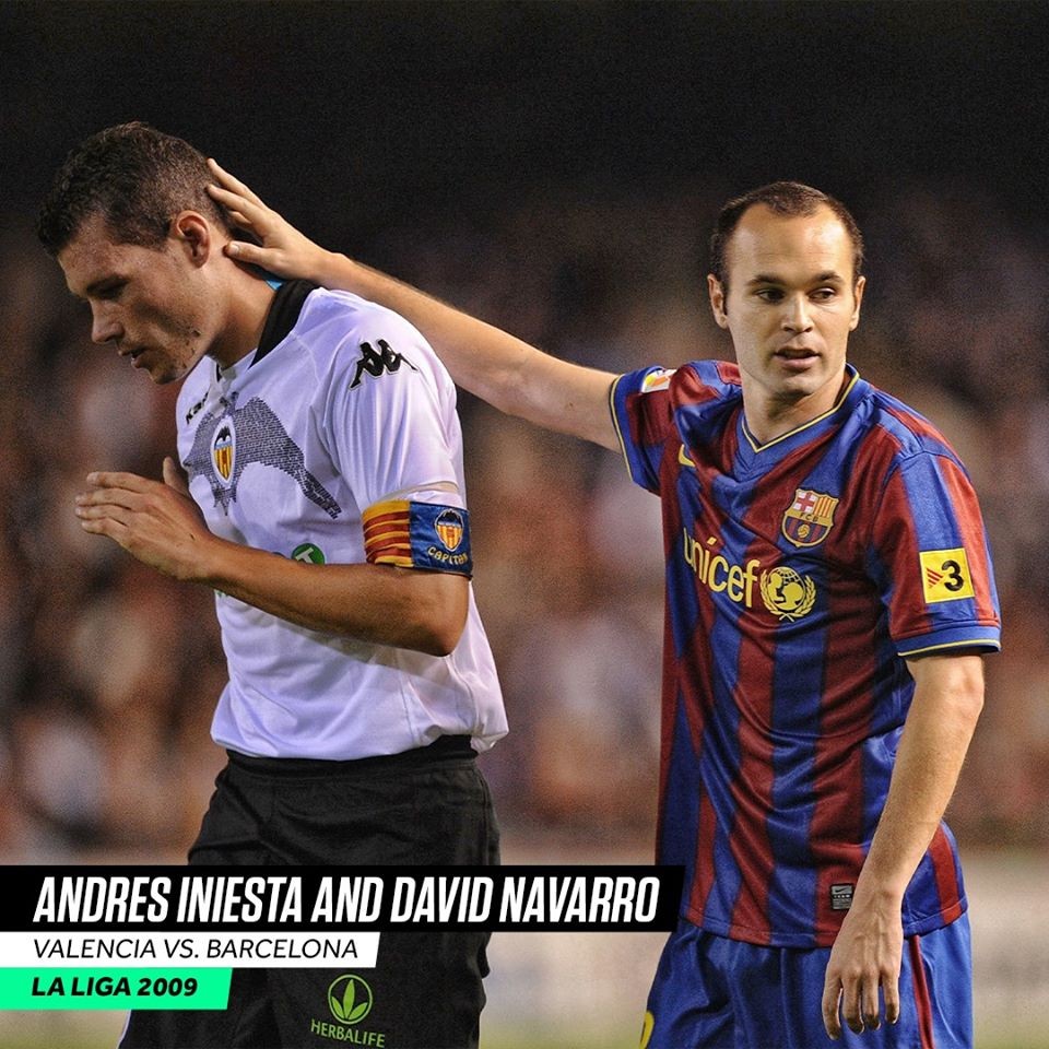 Những hình ảnh biểu tượng khi các siêu sao an ủi đối thủ - Bóng Đá