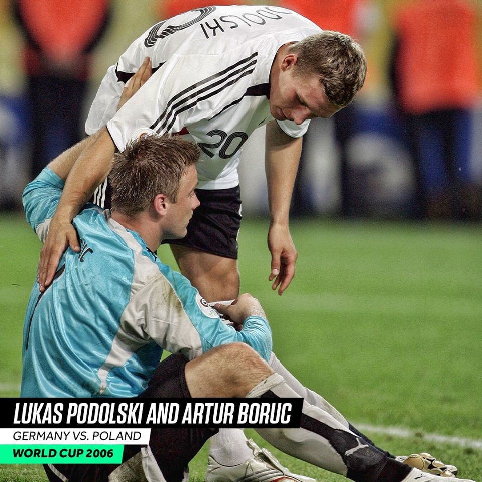 Những hình ảnh biểu tượng khi các siêu sao an ủi đối thủ - Bóng Đá