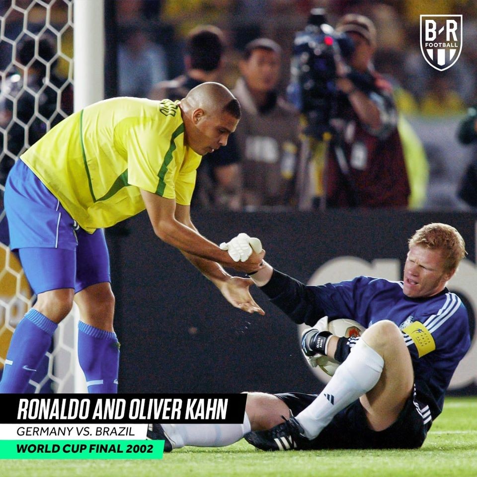 Những hình ảnh biểu tượng khi các siêu sao an ủi đối thủ - Bóng Đá