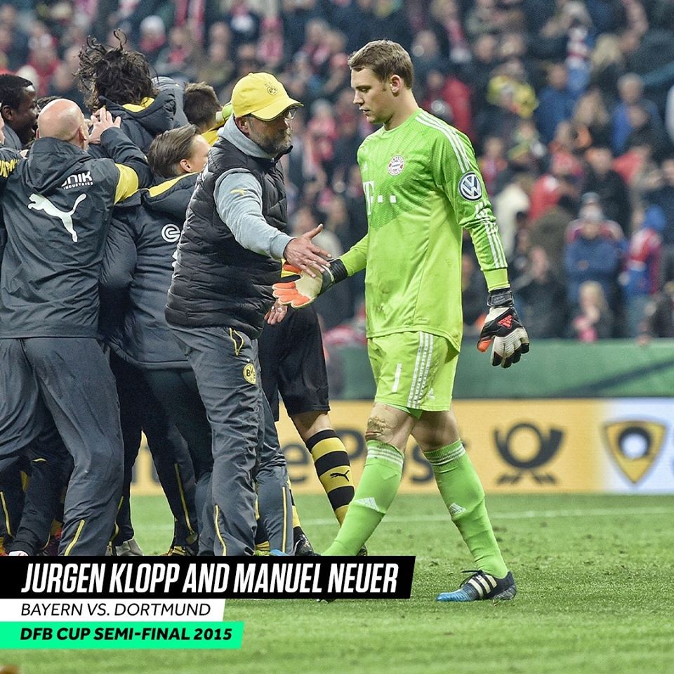 Những hình ảnh biểu tượng khi các siêu sao an ủi đối thủ - Bóng Đá