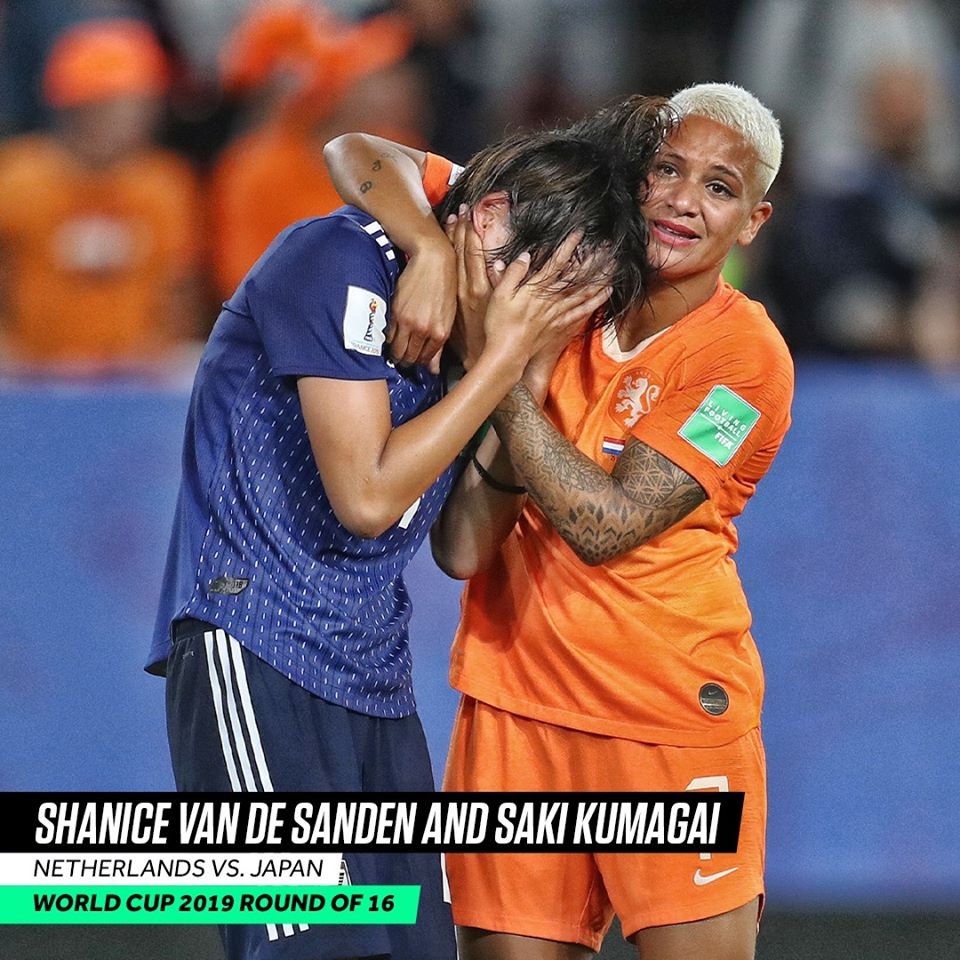 Những hình ảnh biểu tượng khi các siêu sao an ủi đối thủ - Bóng Đá