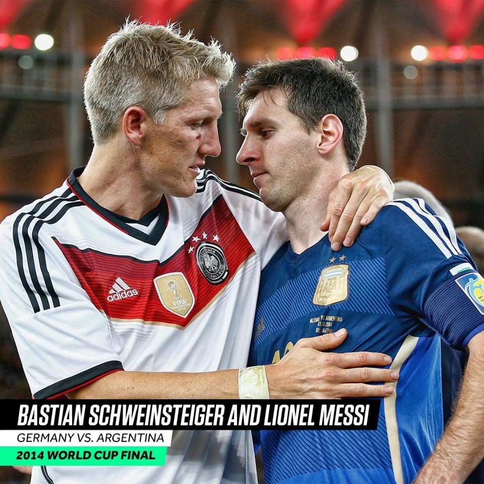 Những hình ảnh biểu tượng khi các siêu sao an ủi đối thủ - Bóng Đá