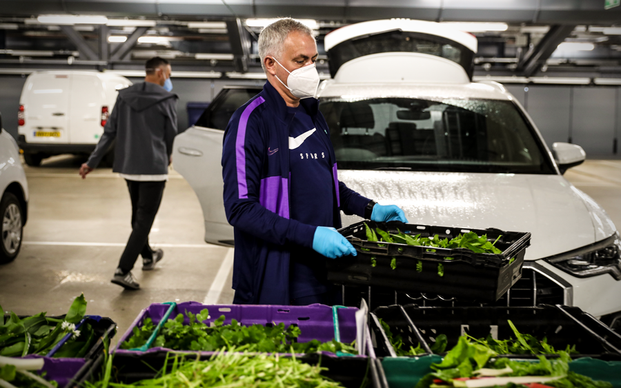 Giữa đại dịch, Jose Mourinho làm 