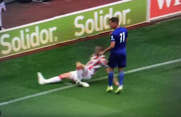 KINH HOÀNG! 'Máy chém' Shawcross chấn thương y như cách Ramsey từng bị - Bóng Đá