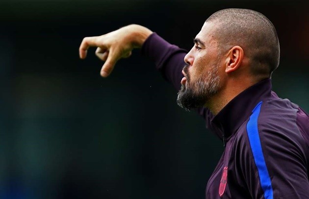 Victor Valdes bị đuổi khỏi sân vì chửi trọng tài - Bóng Đá