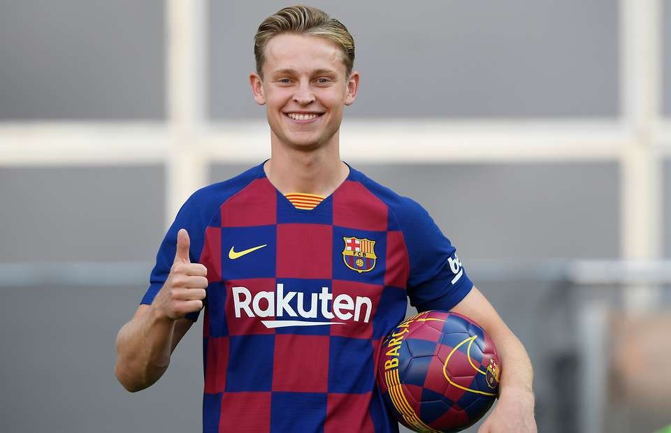 Frenkie de Jong made some kids look like Modric and Vinicius during Barça presentation - Bóng Đá