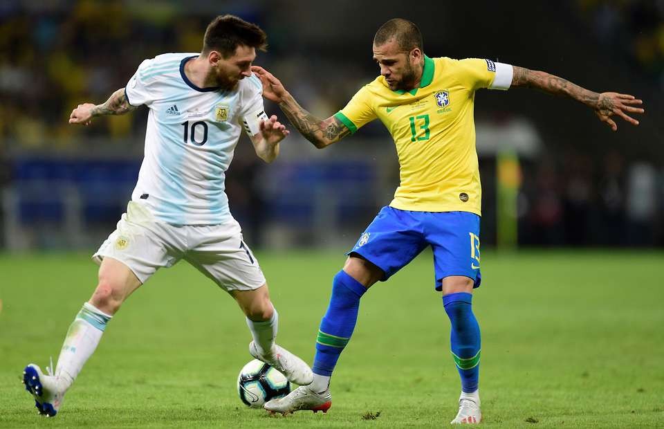 'Messi was disrespectful' - Alves criticises long-time Barcelona team-mate - Bóng Đá