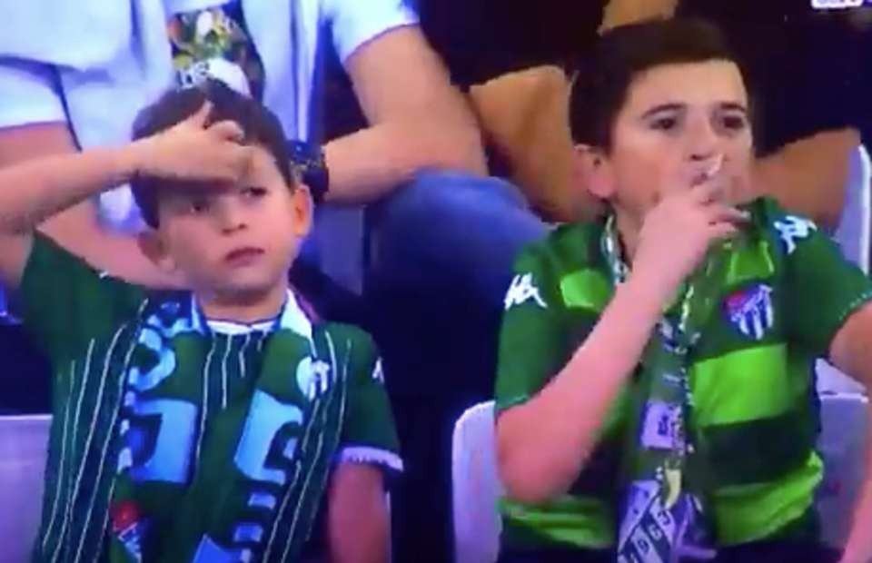 'Cậu bé' xui xẻo bị quay lại cảnh hút thuốc trên khán đài - Bóng Đá