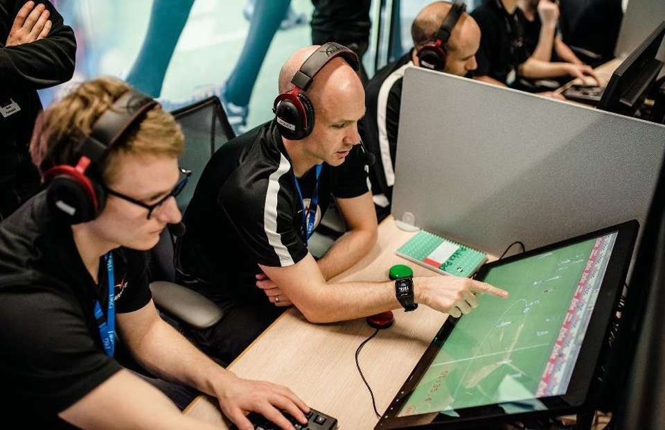 Ngoại hạng Anh ra luật vô lí: Cầu thủ bước vào phòng VAR sẽ bị thẻ đỏ - Bóng Đá