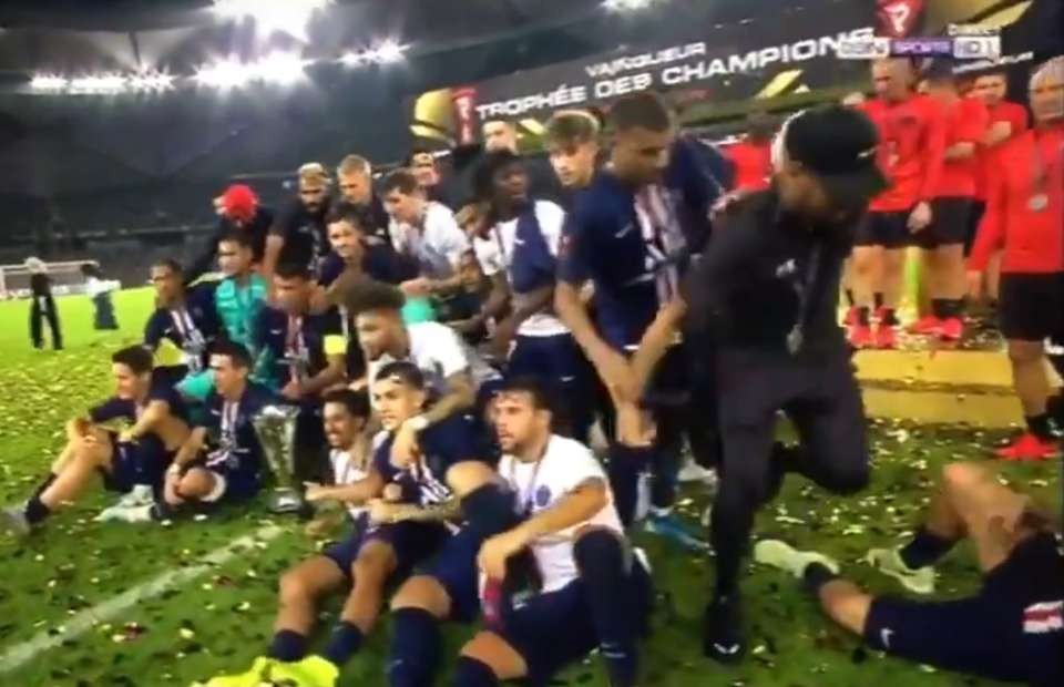 Kylian Mbappe visibly pushes Neymar out of PSG's Super Cup celebrations - Bóng Đá