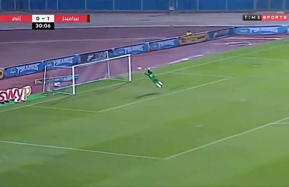 Egyptian goalkeeper goes viral for incredible save after heading the ball clear - Bóng Đá