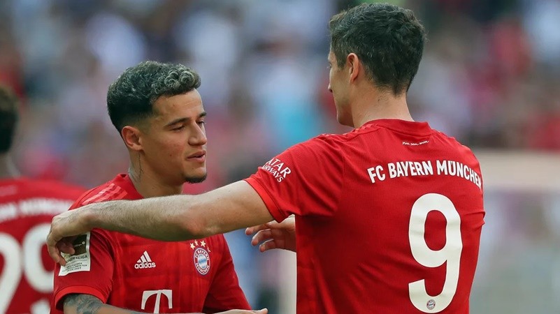 Được Lewandowski nhường penalty, Coutinho 