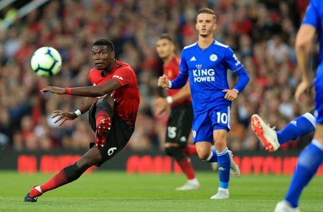 ‘Pogba Out’ sign outside Man Utd training ground removed as players arrive at Carrington - Bóng Đá