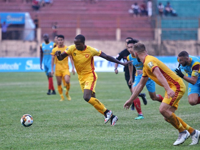 HLV Park Hang-seo ân cần hỏi thăm tình hình chấn thương nhà vô địch AFF Cup 2018 (Huy Hùng) - Bóng Đá