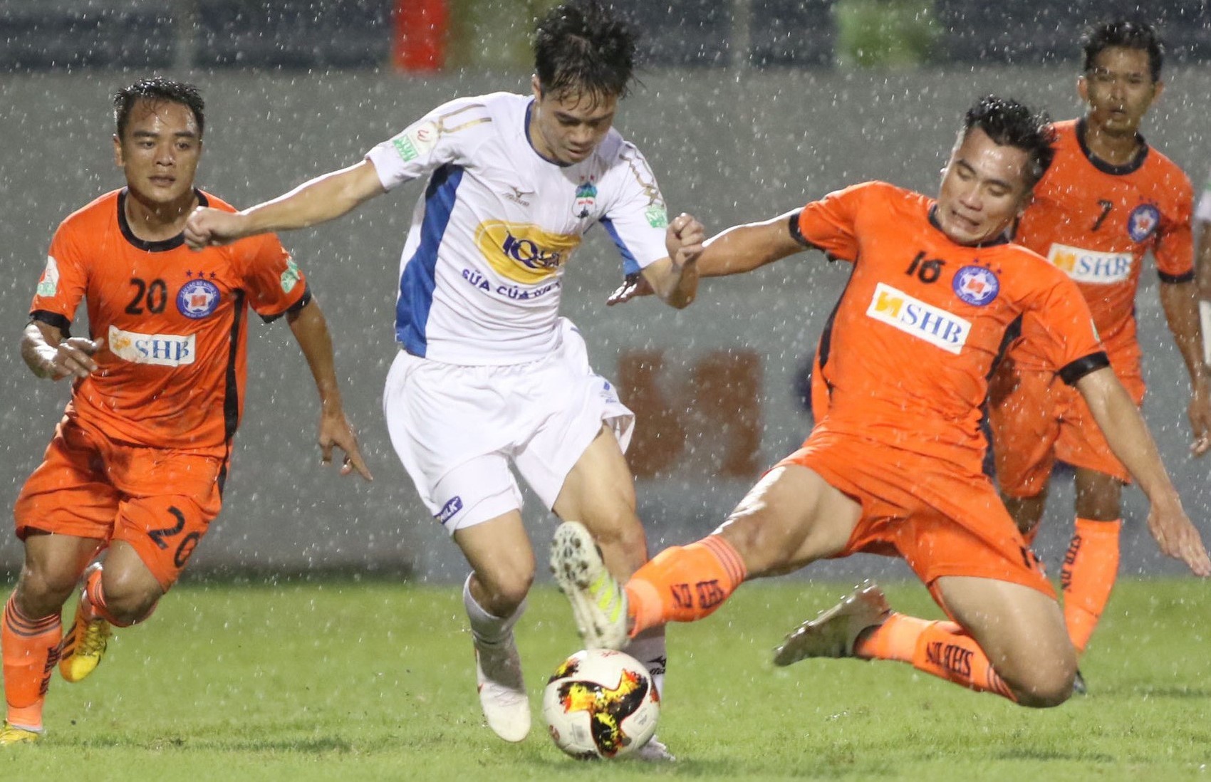 TRỰC TIẾP HAGL 0-0 SHB Đà Nẵng (Hiệp 1): Minh Vương bỏ lỡ 2 cơ hội ngon ăn - Bóng Đá