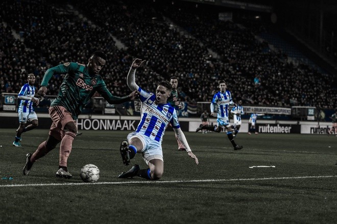 Văn Hậu có mặt, Heerenveen thua Ajax - Bóng Đá
