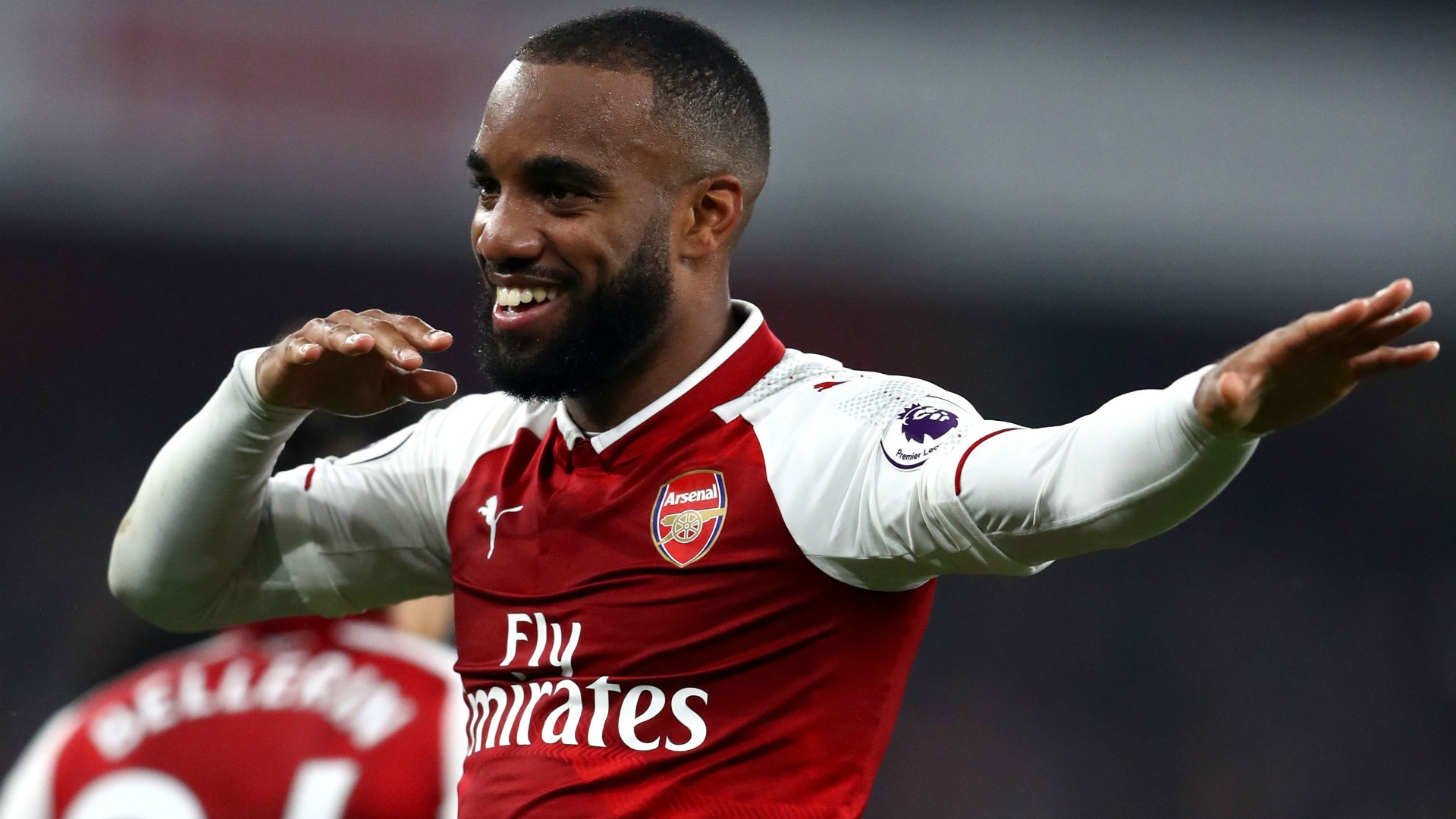 Vì sao Lacazette đang biến thành 
