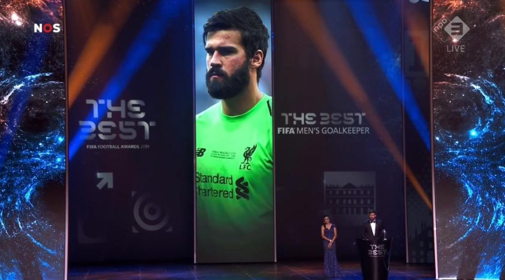 Khoảnh khắc hài hước khi Alisson Becker không nhận ra mình được gọi tên ở lễ trao giải The Best - Bóng Đá