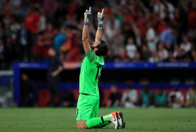 Alisson’s conducted more baptisms than he’s let in goals in 2020 after Liverpool ace helps Fred’s wife in pool ceremony - Bóng Đá