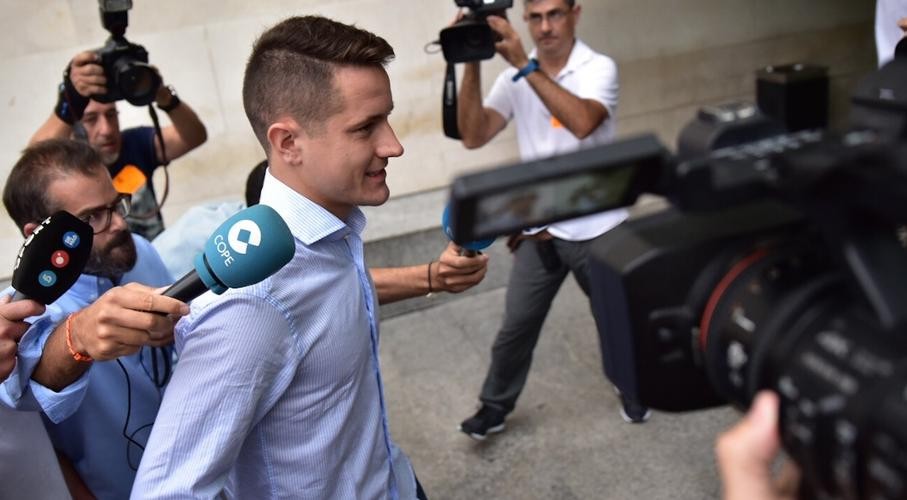 Ander Herrera arrives at court in Spain as he and 41 other defendants face trial over alleged match-fixing in a 'suspect' game  - Bóng Đá