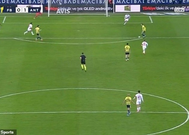 SỐC! Ozil hỏng ăn khó tin, rời sân bằng cáng trong ngày Fenerbahce hòa nhạt - Bóng Đá