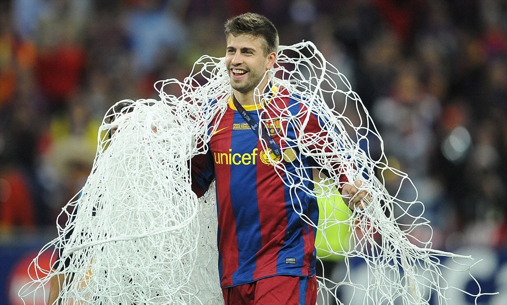 Pique cut the net - Bóng Đá
