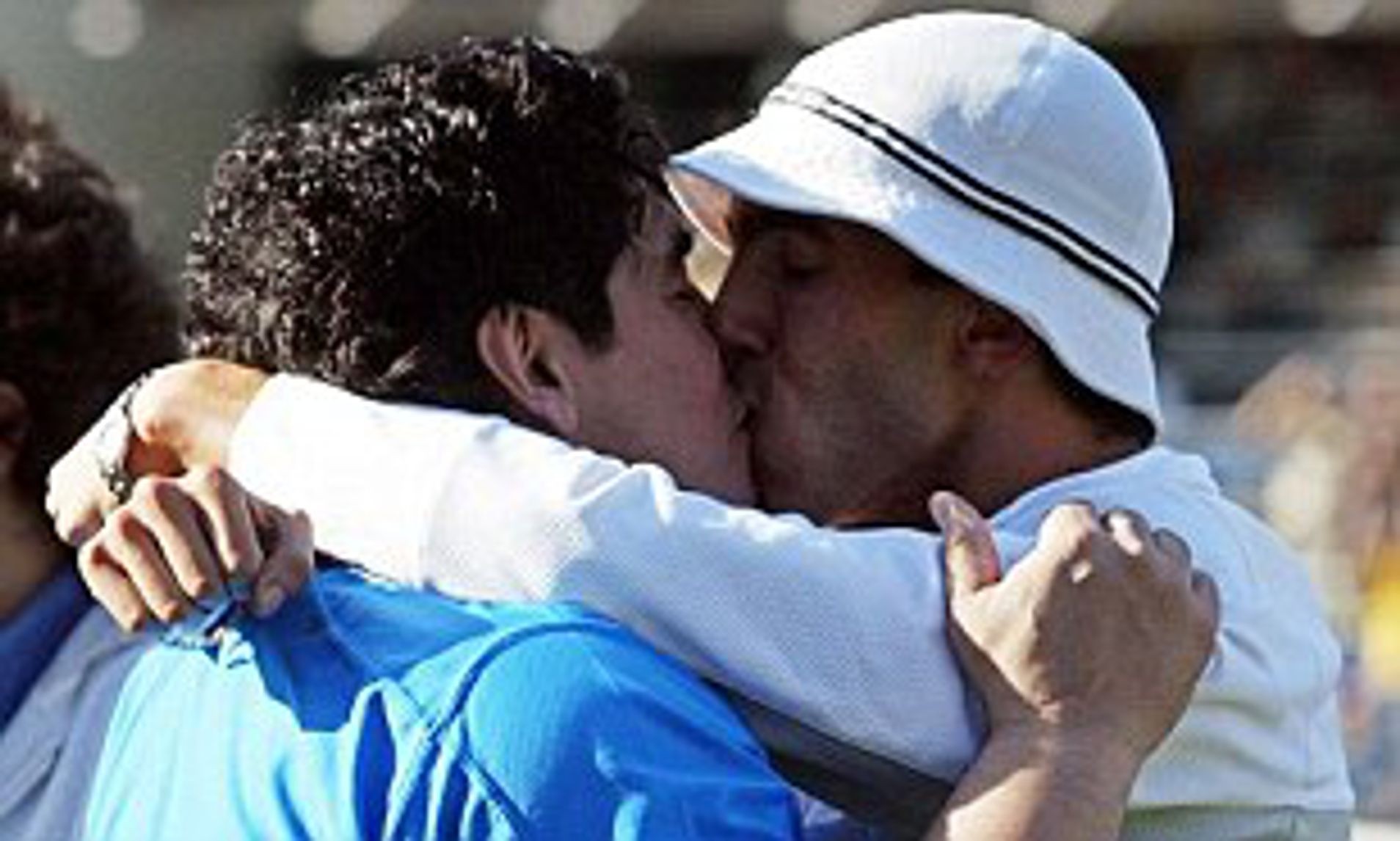 Cristiano and Dybala join the list: the most remembered kisses in the world of football - Bóng Đá