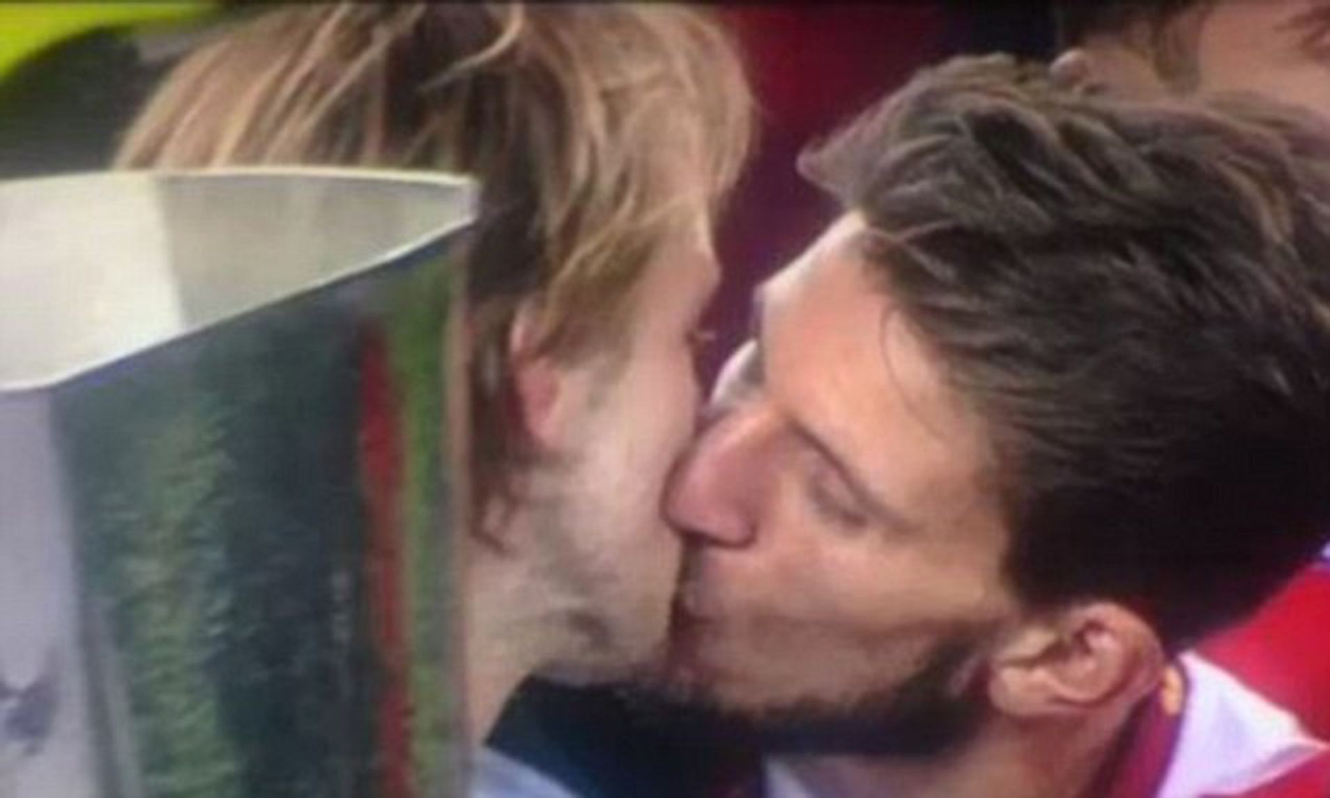 Cristiano and Dybala join the list: the most remembered kisses in the world of football - Bóng Đá