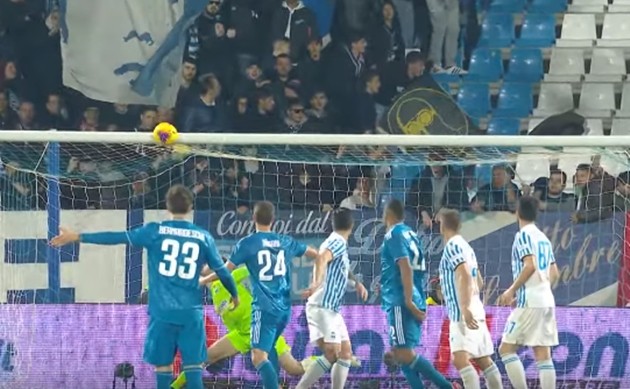 Ronaldo đi vào lịch sử nhưng vẫn không hài lòng vì sút phạt hỏng - Bóng Đá