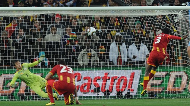 Ngày này năm xưa: Luis Suarez hóa 'anh hùng', cứu rỗi Uruguay - Bóng Đá