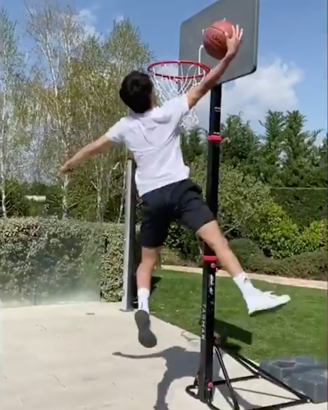 Joao Felix's inner Michael Jordan comes out during quarantine - Bóng Đá